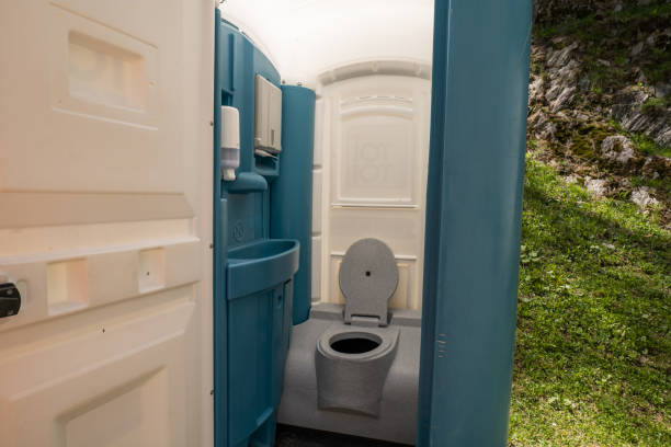 Porta potty delivery and setup in Freeland, MI